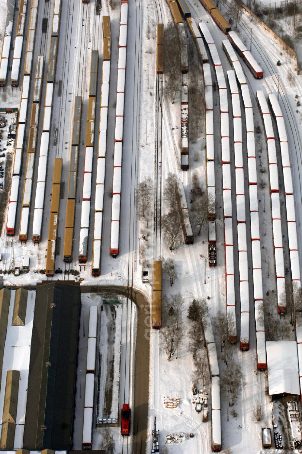 Aerial photograph Berlin - Blick auf die winterlich verschneite Areal der Abstellgleise vor den Reparaturhallen der S-Bahn-Hauptwerkstatt / Bahnbetriebswerk in Berlin-Schöneweide. Wintry, snowy area of the sidings from the halls of repairing S-Bahn main workshop / depot in Berlin-Schoeneweide.