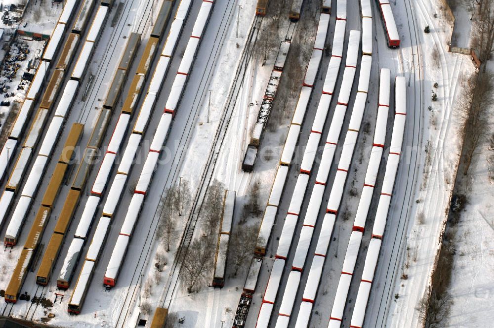 Berlin from above - Blick auf die winterlich verschneite Areal der Abstellgleise vor den Reparaturhallen der S-Bahn-Hauptwerkstatt / Bahnbetriebswerk in Berlin-Schöneweide. Wintry, snowy area of the sidings from the halls of repairing S-Bahn main workshop / depot in Berlin-Schoeneweide.