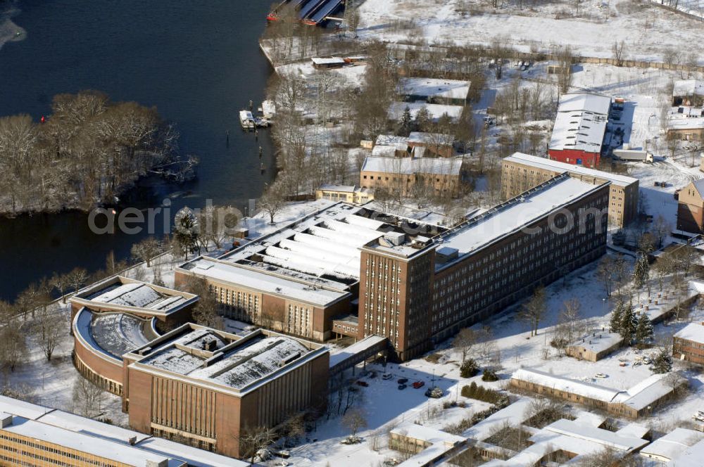 Berlin from the bird's eye view: Blick auf das winterlich verschneite Rundfunkzentrum Nalepastrasse. Es zählt zu den bedeutensten Funkbauten der DDR. Hier wurden Maßstäbe für die Rundfunkkultur gesetzt. Dieses mächtige Medium war sowohl Propagandamittel im Kampf der Systeme und Mittel zur Darstellung nach außen als auch nicht zu unterschätzender Kulturträger in der Gesellschaft der DDR. Es ist fast vollständig - bis auf die elektronische Einrichtung - im Zustand der Erbauungszeit erhalten. Man findet hier zum Beispiel Musikaufnahme- und Hörspielstudios. Wegen ihrer sehr guten akustischen Eigenschaften sind die Studios und die Aufnahmesäle für jede Art von Tonaufnahmen auch heute noch nutzbar. Zur Zeit steht das Gebäude leer.