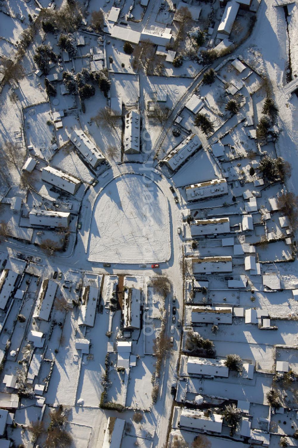 Aerial image Bottrop - Blick auf die winterlich verschneite Sackgasse der Sydowstraße in Bottrop-Eigen, Nordrhein- Westfalen.View of the wintry, snowy deadlock of Sydowstraße in Bottrop-Eigen, North Rhine-Westphalia.