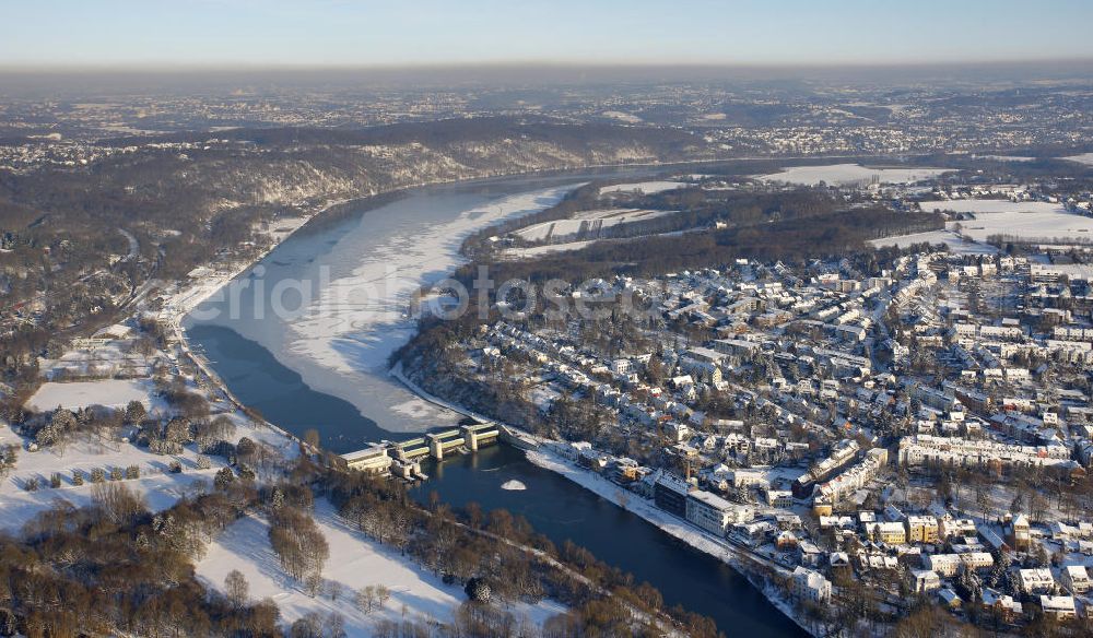 Aerial image Essen - Werden - Winterlich verschneite Schleuse Essen-Werden am Baldeneysee im Ruhrtal des Essener Stadtteil Werden. Snow-covered gate at the Essen-Werden Baldeneysee.