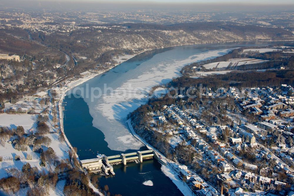 Aerial photograph Essen - Werden - Winterlich verschneite Schleuse Essen-Werden am Baldeneysee im Ruhrtal des Essener Stadtteil Werden. Snow-covered gate at the Essen-Werden Baldeneysee.