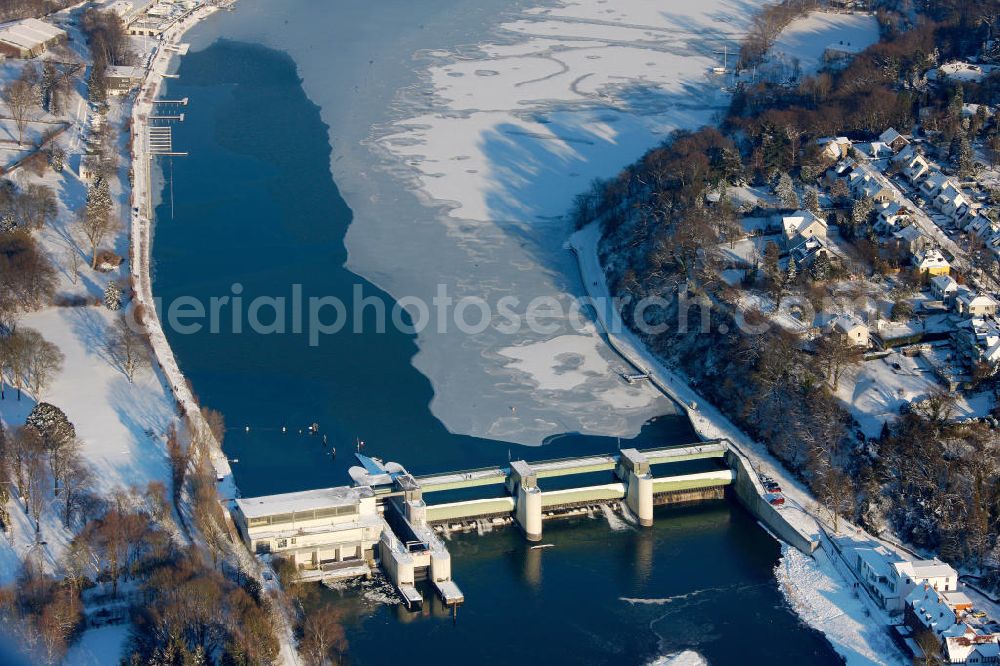 Essen - Werden from above - Winterlich verschneite Schleuse Essen-Werden am Baldeneysee im Ruhrtal des Essener Stadtteil Werden. Snow-covered gate at the Essen-Werden Baldeneysee.