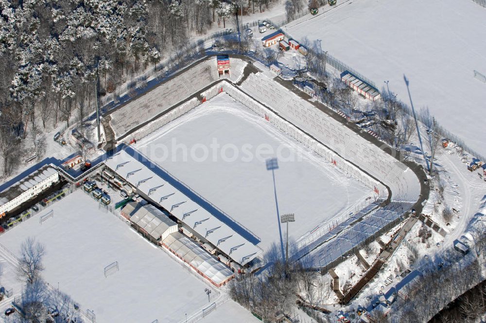 Berlin from the bird's eye view: Blick auf das winterlich verschneite Stadion Alte Försterei in Berlin-Köpenick. Es ist die Heimspielstätte des 1. FC Union Berlin. Das Stadion sowie die umliegenden Sportstätten werden im Norden durch den Volkspark Wuhlheide, im Osten durch die Hämmerlingstraße, im Süden durch die Wuhle (die an dieser Stelle in die Spree mündet) und im Westen durch die Straße An der Wuhlheide begrenzt. Insgesamt umfasst das Areal neben dem Fußballstadion noch eine Kegelhalle, zwei Ballspielhallen (welche seit dem Frühjahr 2008 saniert werden) sowie sechs weitere Trainingsplätze. Das Fußballstadion ist mit einem Fassungsvermögen von 18.100 Zuschauern (davon 16.600 Steh- und 1.500 überdachte Sitzplätze) das größte reine Fußballstadion Berlins. Zurzeit befindet sich das Stadion im Umbau. Kontakt: 1. FC Union Berlin e.V., An der Wuhlheide 263, 12555 Berlin, Tel. 030 656688 0, Fax 030 656688 99, email: verein@fc-union-berlin.de