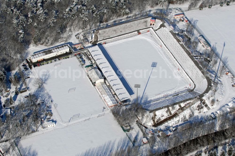 Aerial image Berlin - Blick auf das winterlich verschneite Stadion Alte Försterei in Berlin-Köpenick. Es ist die Heimspielstätte des 1. FC Union Berlin. Das Stadion sowie die umliegenden Sportstätten werden im Norden durch den Volkspark Wuhlheide, im Osten durch die Hämmerlingstraße, im Süden durch die Wuhle (die an dieser Stelle in die Spree mündet) und im Westen durch die Straße An der Wuhlheide begrenzt. Insgesamt umfasst das Areal neben dem Fußballstadion noch eine Kegelhalle, zwei Ballspielhallen (welche seit dem Frühjahr 2008 saniert werden) sowie sechs weitere Trainingsplätze. Das Fußballstadion ist mit einem Fassungsvermögen von 18.100 Zuschauern (davon 16.600 Steh- und 1.500 überdachte Sitzplätze) das größte reine Fußballstadion Berlins. Zurzeit befindet sich das Stadion im Umbau. Kontakt: 1. FC Union Berlin e.V., An der Wuhlheide 263, 12555 Berlin, Tel. 030 656688 0, Fax 030 656688 99, email: verein@fc-union-berlin.de