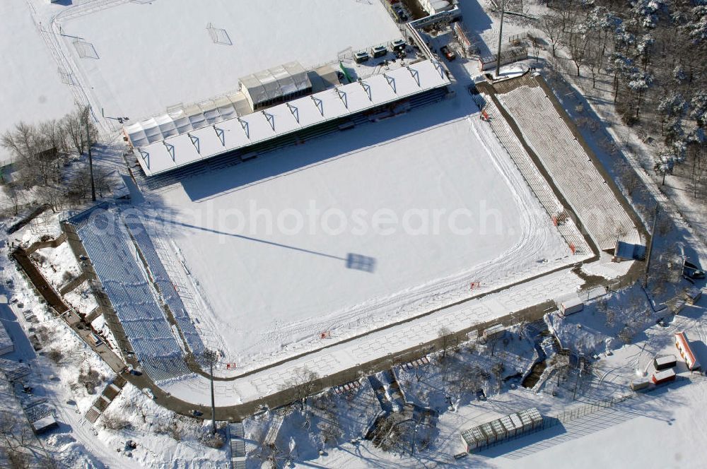 Aerial photograph Berlin - Blick auf das winterlich verschneite Stadion Alte Försterei in Berlin-Köpenick. Es ist die Heimspielstätte des 1. FC Union Berlin. Das Stadion sowie die umliegenden Sportstätten werden im Norden durch den Volkspark Wuhlheide, im Osten durch die Hämmerlingstraße, im Süden durch die Wuhle (die an dieser Stelle in die Spree mündet) und im Westen durch die Straße An der Wuhlheide begrenzt. Insgesamt umfasst das Areal neben dem Fußballstadion noch eine Kegelhalle, zwei Ballspielhallen (welche seit dem Frühjahr 2008 saniert werden) sowie sechs weitere Trainingsplätze. Das Fußballstadion ist mit einem Fassungsvermögen von 18.100 Zuschauern (davon 16.600 Steh- und 1.500 überdachte Sitzplätze) das größte reine Fußballstadion Berlins. Zurzeit befindet sich das Stadion im Umbau. Kontakt: 1. FC Union Berlin e.V., An der Wuhlheide 263, 12555 Berlin, Tel. 030 656688 0, Fax 030 656688 99, email: verein@fc-union-berlin.de