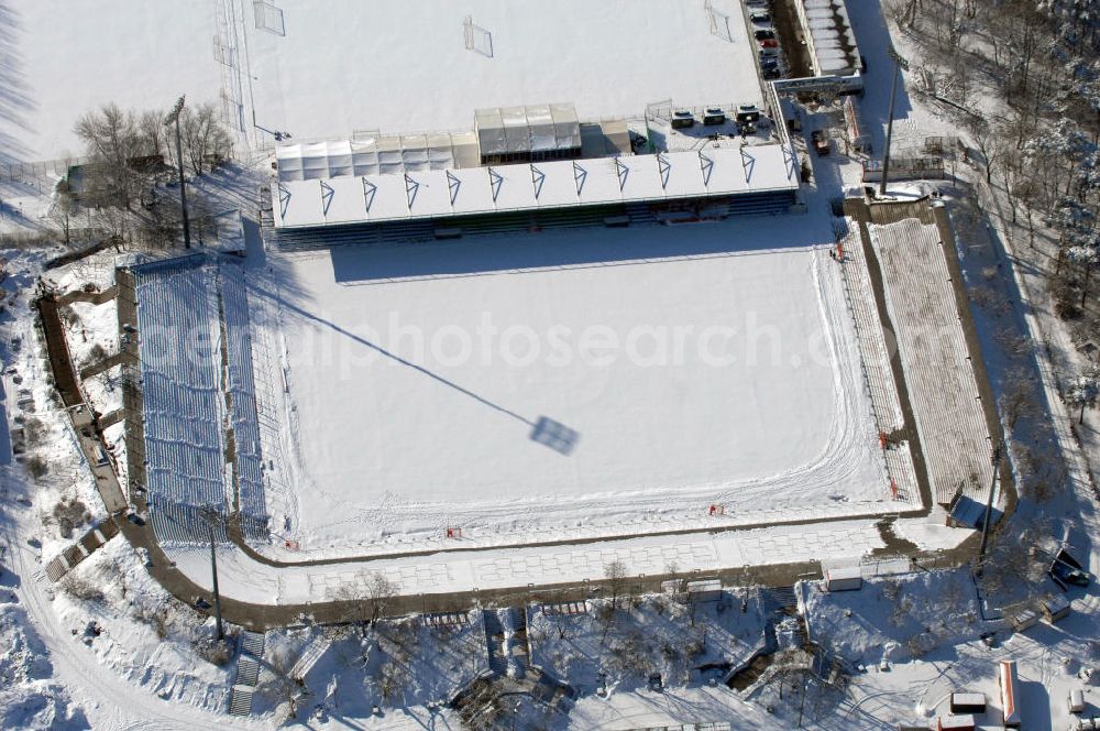 Berlin from above - Blick auf das winterlich verschneite Stadion Alte Försterei in Berlin-Köpenick. Es ist die Heimspielstätte des 1. FC Union Berlin. Das Stadion sowie die umliegenden Sportstätten werden im Norden durch den Volkspark Wuhlheide, im Osten durch die Hämmerlingstraße, im Süden durch die Wuhle (die an dieser Stelle in die Spree mündet) und im Westen durch die Straße An der Wuhlheide begrenzt. Insgesamt umfasst das Areal neben dem Fußballstadion noch eine Kegelhalle, zwei Ballspielhallen (welche seit dem Frühjahr 2008 saniert werden) sowie sechs weitere Trainingsplätze. Das Fußballstadion ist mit einem Fassungsvermögen von 18.100 Zuschauern (davon 16.600 Steh- und 1.500 überdachte Sitzplätze) das größte reine Fußballstadion Berlins. Zurzeit befindet sich das Stadion im Umbau. Kontakt: 1. FC Union Berlin e.V., An der Wuhlheide 263, 12555 Berlin, Tel. 030 656688 0, Fax 030 656688 99, email: verein@fc-union-berlin.de