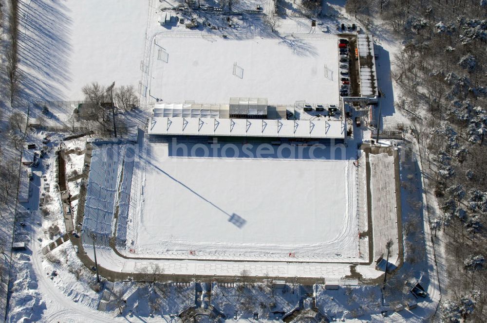 Berlin from the bird's eye view: Blick auf das winterlich verschneite Stadion Alte Försterei in Berlin-Köpenick. Es ist die Heimspielstätte des 1. FC Union Berlin. Das Stadion sowie die umliegenden Sportstätten werden im Norden durch den Volkspark Wuhlheide, im Osten durch die Hämmerlingstraße, im Süden durch die Wuhle (die an dieser Stelle in die Spree mündet) und im Westen durch die Straße An der Wuhlheide begrenzt. Insgesamt umfasst das Areal neben dem Fußballstadion noch eine Kegelhalle, zwei Ballspielhallen (welche seit dem Frühjahr 2008 saniert werden) sowie sechs weitere Trainingsplätze. Das Fußballstadion ist mit einem Fassungsvermögen von 18.100 Zuschauern (davon 16.600 Steh- und 1.500 überdachte Sitzplätze) das größte reine Fußballstadion Berlins. Zurzeit befindet sich das Stadion im Umbau. Kontakt: 1. FC Union Berlin e.V., An der Wuhlheide 263, 12555 Berlin, Tel. 030 656688 0, Fax 030 656688 99, email: verein@fc-union-berlin.de