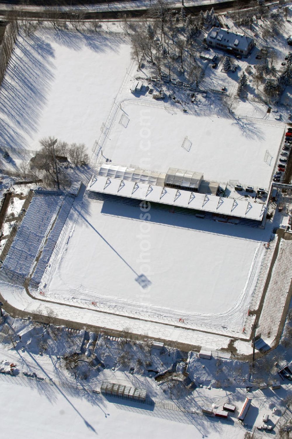 Aerial image Berlin - Blick auf das winterlich verschneite Stadion Alte Försterei in Berlin-Köpenick. Es ist die Heimspielstätte des 1. FC Union Berlin. Das Stadion sowie die umliegenden Sportstätten werden im Norden durch den Volkspark Wuhlheide, im Osten durch die Hämmerlingstraße, im Süden durch die Wuhle (die an dieser Stelle in die Spree mündet) und im Westen durch die Straße An der Wuhlheide begrenzt. Insgesamt umfasst das Areal neben dem Fußballstadion noch eine Kegelhalle, zwei Ballspielhallen (welche seit dem Frühjahr 2008 saniert werden) sowie sechs weitere Trainingsplätze. Das Fußballstadion ist mit einem Fassungsvermögen von 18.100 Zuschauern (davon 16.600 Steh- und 1.500 überdachte Sitzplätze) das größte reine Fußballstadion Berlins. Zurzeit befindet sich das Stadion im Umbau. Kontakt: 1. FC Union Berlin e.V., An der Wuhlheide 263, 12555 Berlin, Tel. 030 656688 0, Fax 030 656688 99, email: verein@fc-union-berlin.de