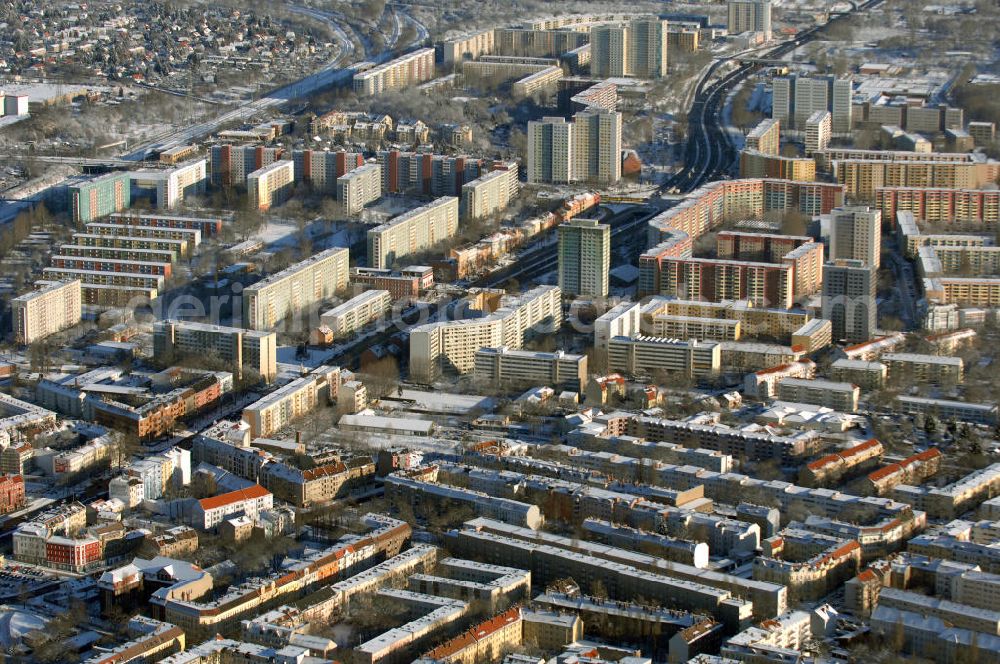 Aerial image Berlin - Winterlich verschneite Stadtansicht von Berlin - Lichtenberg mit Blick auf die Wohngebiete an der B1 / B5 Alt-Friedrichsfelde.