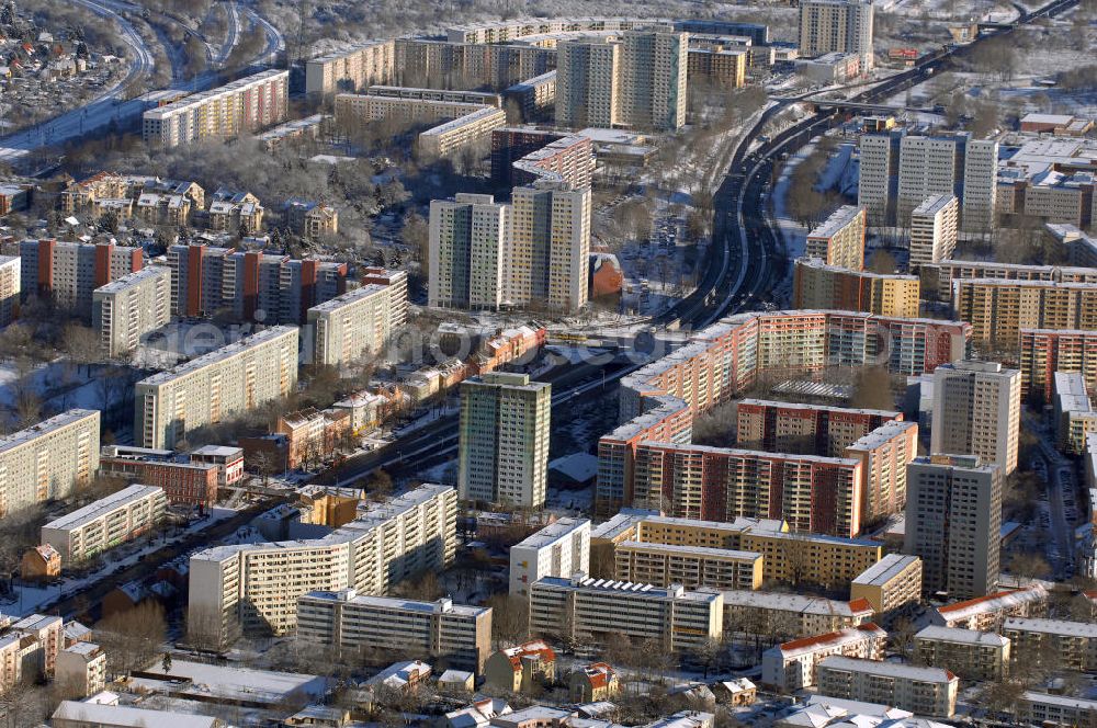 Aerial photograph Berlin - Winterlich verschneite Stadtansicht von Berlin - Lichtenberg mit Blick auf die Wohngebiete an der B1 / B5 Alt-Friedrichsfelde.