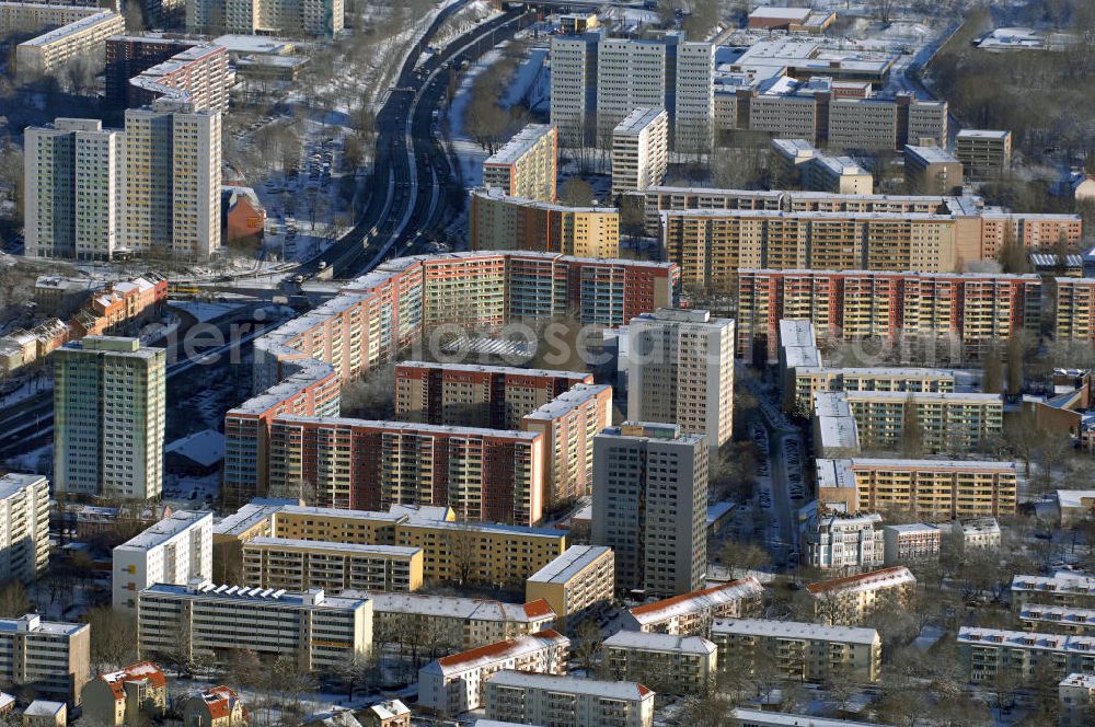 Berlin from above - Winterlich verschneite Stadtansicht von Berlin - Lichtenberg mit Blick auf die Wohngebiete an der B1 / B5 Alt-Friedrichsfelde.