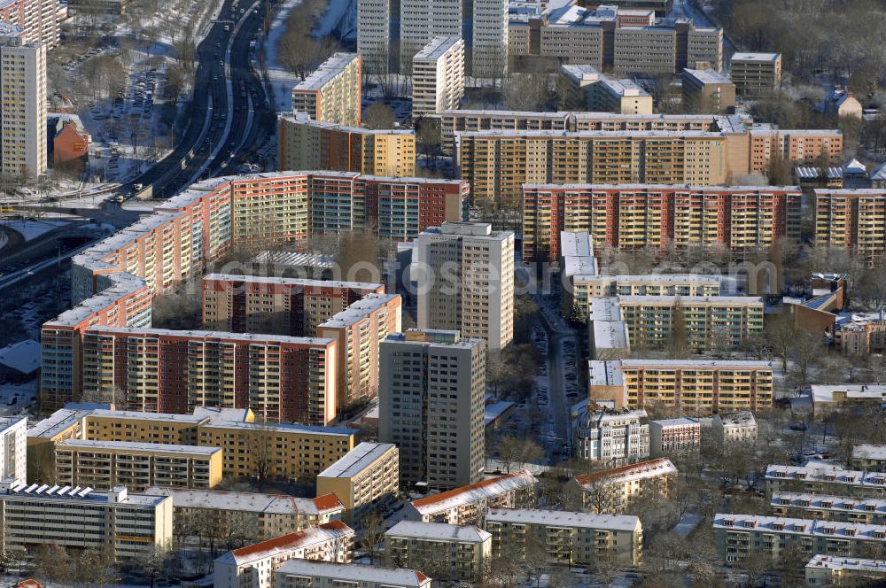 Berlin from the bird's eye view: Winterlich verschneite Stadtansicht von Berlin - Lichtenberg mit Blick auf die Wohngebiete an der B1 / B5 Alt-Friedrichsfelde.