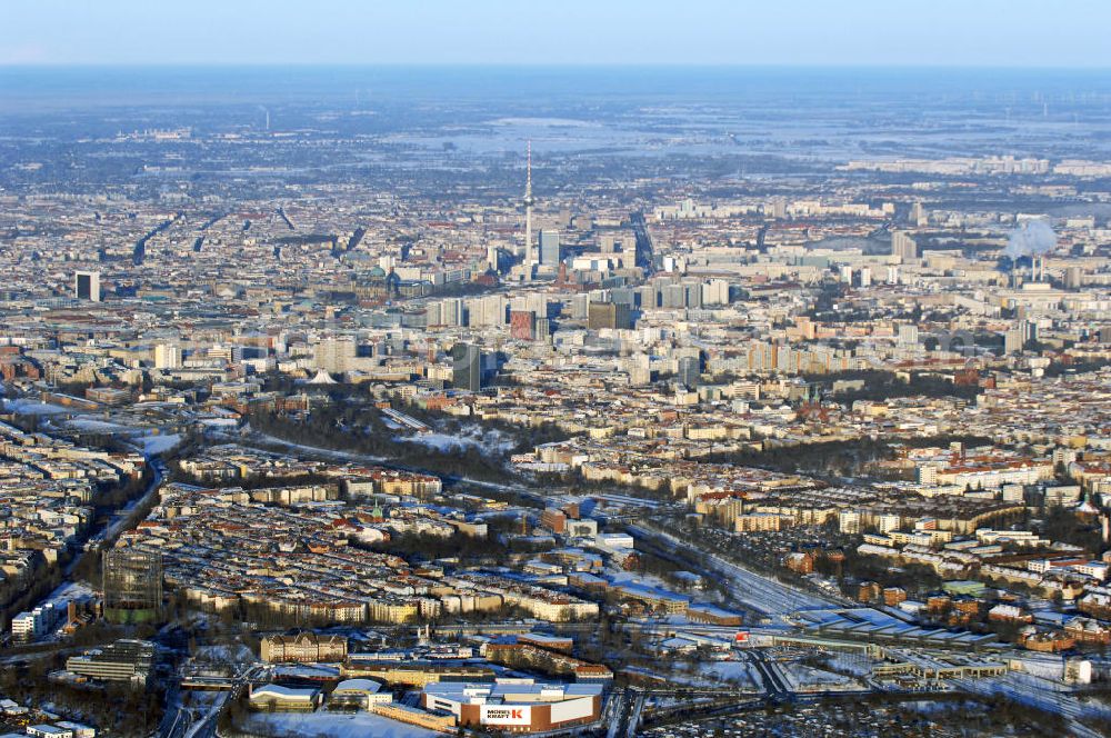 Aerial image Berlin - Winterlich verschneite Stadtansicht von Berlin mit Blick auf die Stadtbezirke Neukölln, Kreuzberg und Mitte. Im Vordergrund das Areal des S-Bahnhof Südkreuz.