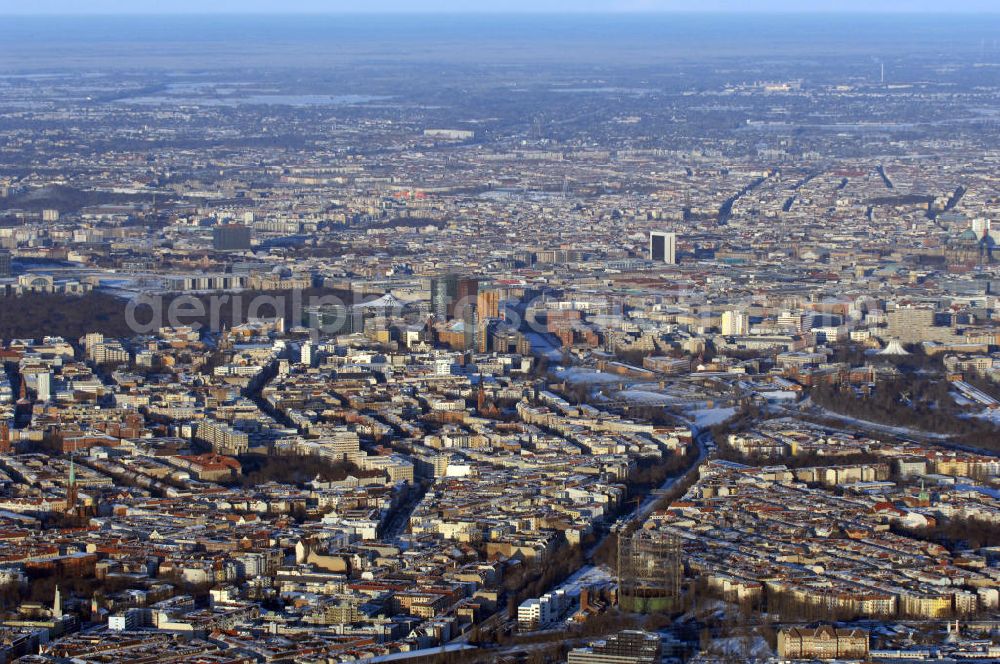 Berlin from above - Winterlich verschneite Stadtansicht von Berlin mit Blick auf die Stadtbezirke Neukölln, Charlottenburg, Tiergarten und Mitte. In der Bildmitte das Areal des Potsdamer Platz.