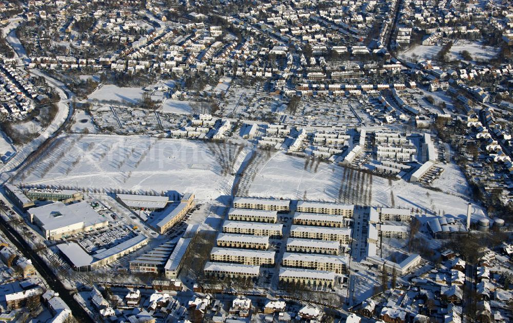 Bottrop from the bird's eye view: Blick auf die winterlich verschneiten Wohnblocks des Prosper-Park in Bottrop, Nordrhein-Westfalen. Die Bebauung des ehemaligen Zechengeländes Prosper III, war ein Projekt der Internationalen Bauausstellung (IBA). View of the wintrs snowy apartment block of Prosper Park in Bottrop, North Rhine-Westphalia. The buildings of the former colliery site Prosper III, was a project of the International Building Exhibition (IBA).