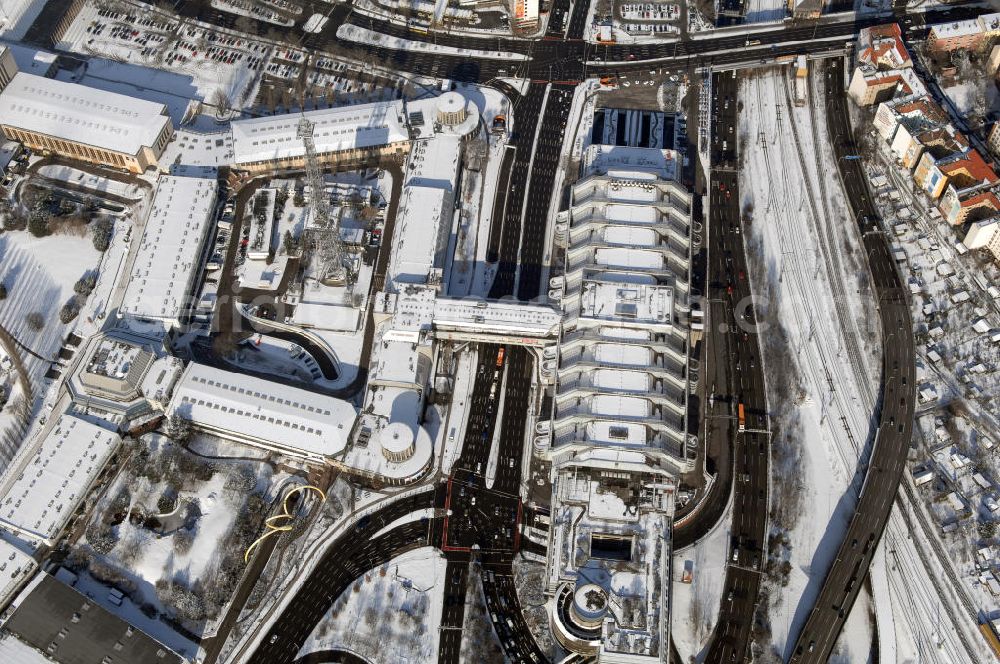 Berlin from above - Blick auf den winterlich verschneiten Funkturm am Messegelände mit dem Internationale Congress Centrum Berlin (ICC Berlin) im Ortsteil Westend des Berliner Bezirks Charlottenburg-Wilmersdorf ist eines der größten Kongresshäuser der Welt. Das 320 Meter lange, 80 Meter breite und 40 Meter hohe Gebäude wurde nach Plänen der Berliner Architekten Ralf Schüler und Ursulina Schüler-Witte erbaut und nach nur vier Jahren Bauzeit 1979 eröffnet. Es zählt zu den bedeutendsten Bauwerken der deutschen Nachkriegszeit und kostete über 924 Mio. DM (rd. 473 Mio. Euro). Bis heute dient es als Vorbild für viele Neubauten von Kongresszentren in aller Welt.