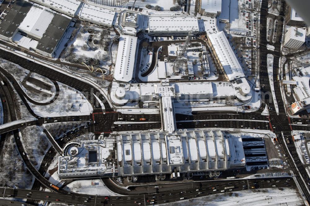 Aerial image Berlin - Blick auf den winterlich verschneiten Funkturm am Messegelände mit dem Internationale Congress Centrum Berlin (ICC Berlin) im Ortsteil Westend des Berliner Bezirks Charlottenburg-Wilmersdorf ist eines der größten Kongresshäuser der Welt. Das 320 Meter lange, 80 Meter breite und 40 Meter hohe Gebäude wurde nach Plänen der Berliner Architekten Ralf Schüler und Ursulina Schüler-Witte erbaut und nach nur vier Jahren Bauzeit 1979 eröffnet. Es zählt zu den bedeutendsten Bauwerken der deutschen Nachkriegszeit und kostete über 924 Mio. DM (rd. 473 Mio. Euro). Bis heute dient es als Vorbild für viele Neubauten von Kongresszentren in aller Welt.