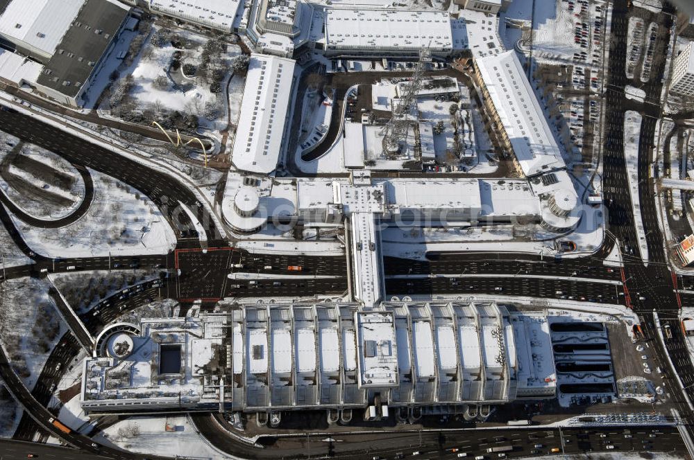 Aerial photograph Berlin - Blick auf den winterlich verschneiten Funkturm am Messegelände mit dem Internationale Congress Centrum Berlin (ICC Berlin) im Ortsteil Westend des Berliner Bezirks Charlottenburg-Wilmersdorf ist eines der größten Kongresshäuser der Welt. Das 320 Meter lange, 80 Meter breite und 40 Meter hohe Gebäude wurde nach Plänen der Berliner Architekten Ralf Schüler und Ursulina Schüler-Witte erbaut und nach nur vier Jahren Bauzeit 1979 eröffnet. Es zählt zu den bedeutendsten Bauwerken der deutschen Nachkriegszeit und kostete über 924 Mio. DM (rd. 473 Mio. Euro). Bis heute dient es als Vorbild für viele Neubauten von Kongresszentren in aller Welt.