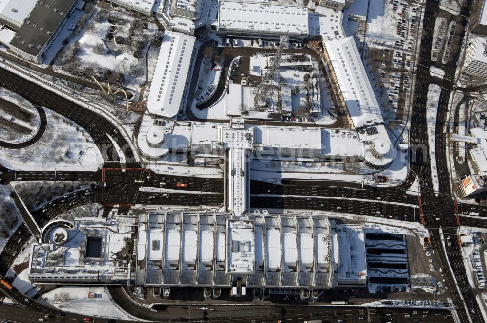 Berlin from above - Blick auf den winterlich verschneiten Funkturm am Messegelände mit dem Internationale Congress Centrum Berlin (ICC Berlin) im Ortsteil Westend des Berliner Bezirks Charlottenburg-Wilmersdorf ist eines der größten Kongresshäuser der Welt. Das 320 Meter lange, 80 Meter breite und 40 Meter hohe Gebäude wurde nach Plänen der Berliner Architekten Ralf Schüler und Ursulina Schüler-Witte erbaut und nach nur vier Jahren Bauzeit 1979 eröffnet. Es zählt zu den bedeutendsten Bauwerken der deutschen Nachkriegszeit und kostete über 924 Mio. DM (rd. 473 Mio. Euro). Bis heute dient es als Vorbild für viele Neubauten von Kongresszentren in aller Welt.