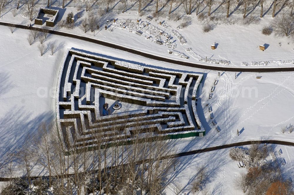 Aerial image Berlin - Blick auf den winterlich verschneiten Hecken Irrgarten im Erholungspark Marzahn.