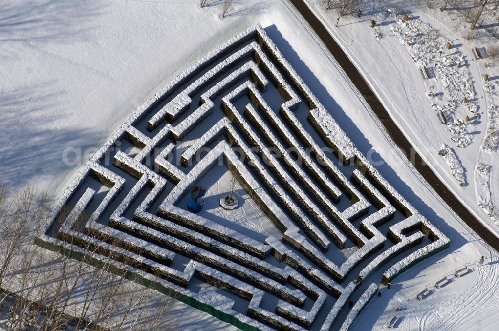 Aerial photograph Berlin - Blick auf den winterlich verschneiten Hecken Irrgarten im Erholungspark Marzahn.