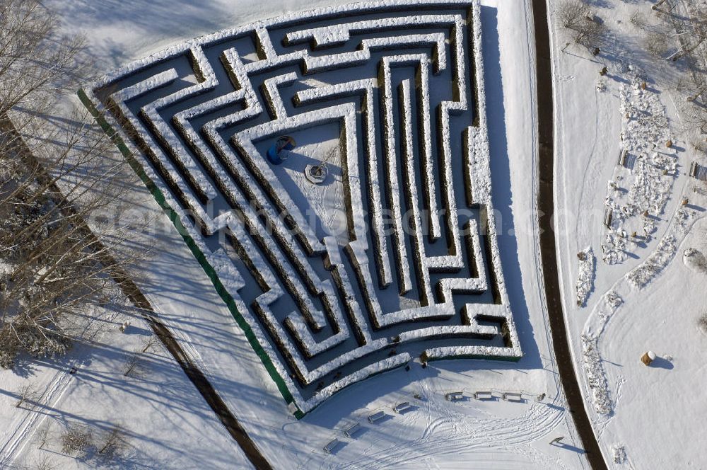 Berlin from above - Blick auf den winterlich verschneiten Hecken Irrgarten im Erholungspark Marzahn.