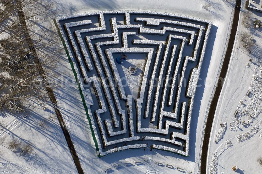 Aerial image Berlin - Blick auf den winterlich verschneiten Hecken Irrgarten im Erholungspark Marzahn.