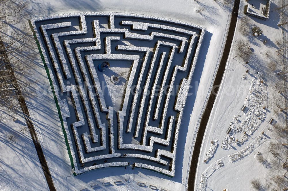 Aerial photograph Berlin - Blick auf den winterlich verschneiten Hecken Irrgarten im Erholungspark Marzahn.