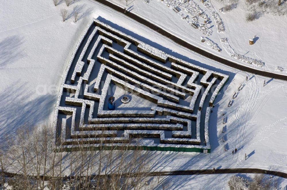 Berlin from above - Blick auf den winterlich verschneiten Hecken Irrgarten im Erholungspark Marzahn.