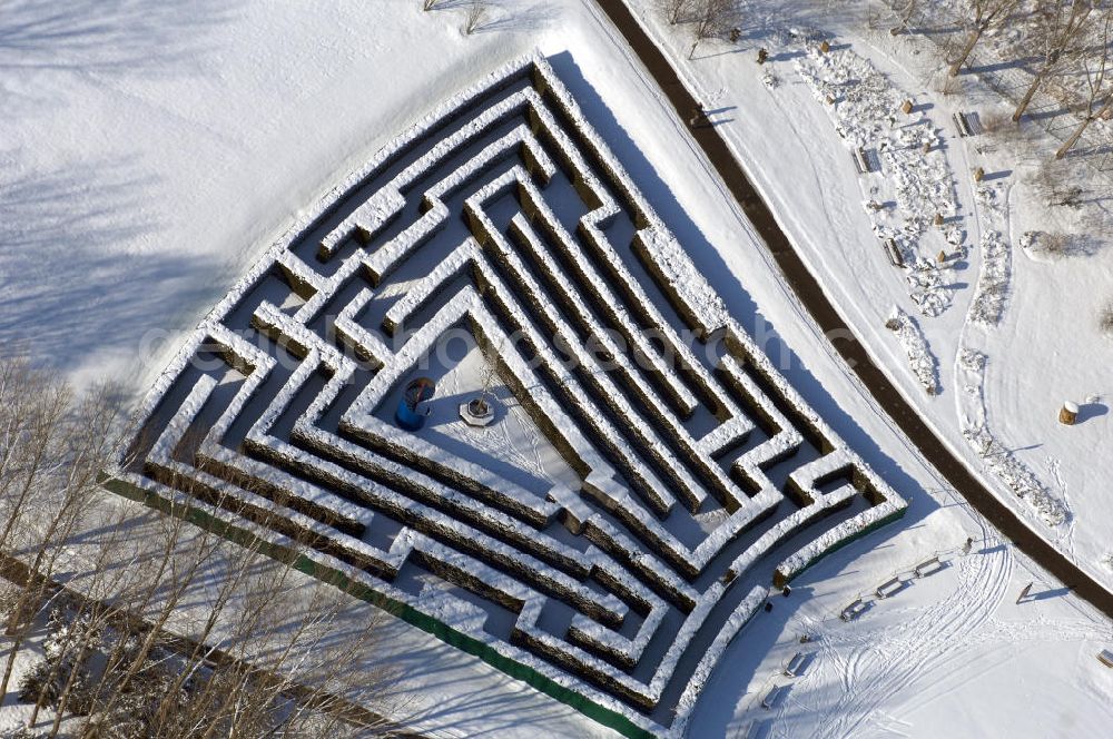 Berlin from the bird's eye view: Blick auf den winterlich verschneiten Hecken Irrgarten im Erholungspark Marzahn.