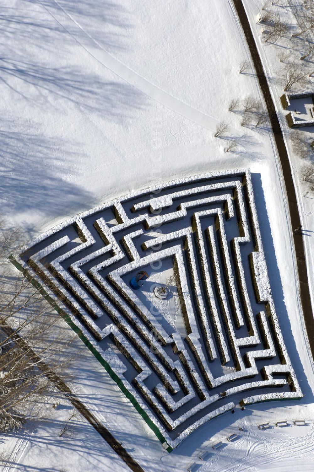 Aerial image Berlin - Blick auf den winterlich verschneiten Hecken Irrgarten im Erholungspark Marzahn.