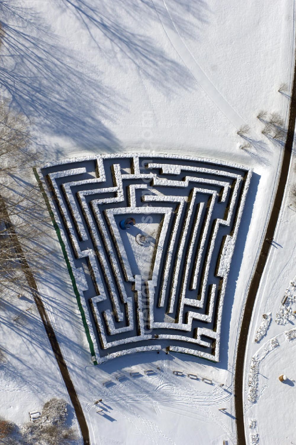 Aerial photograph Berlin - Blick auf den winterlich verschneiten Hecken Irrgarten im Erholungspark Marzahn.