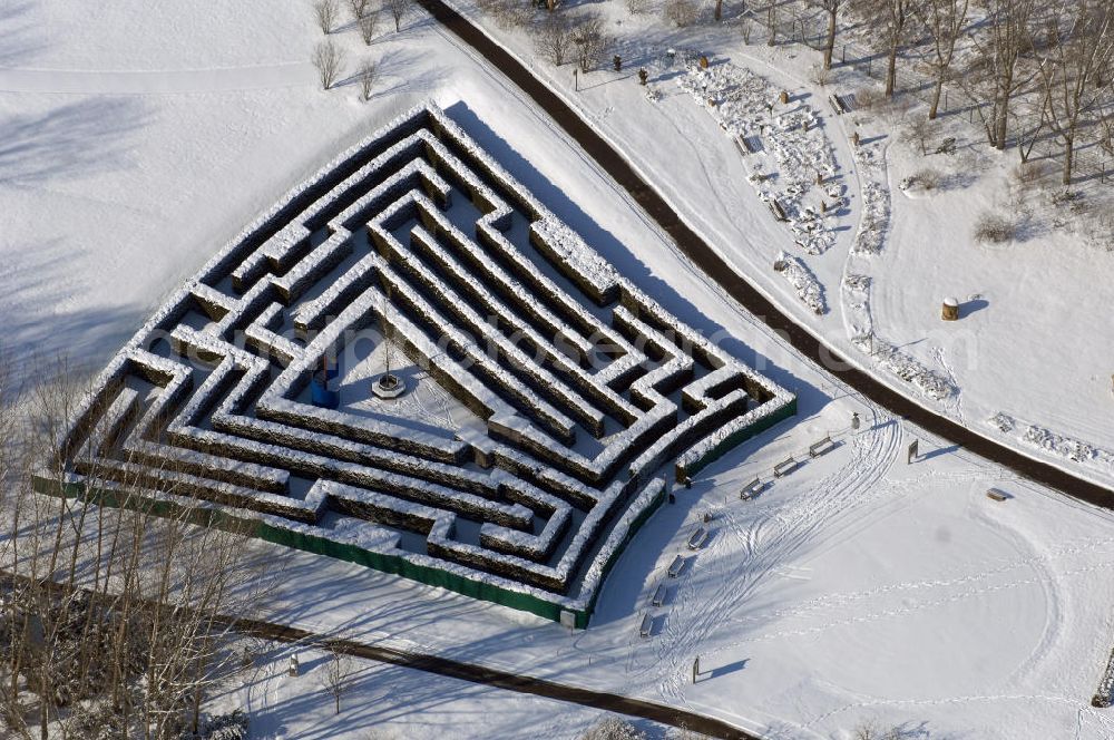 Berlin from the bird's eye view: Blick auf den winterlich verschneiten Hecken Irrgarten im Erholungspark Marzahn.