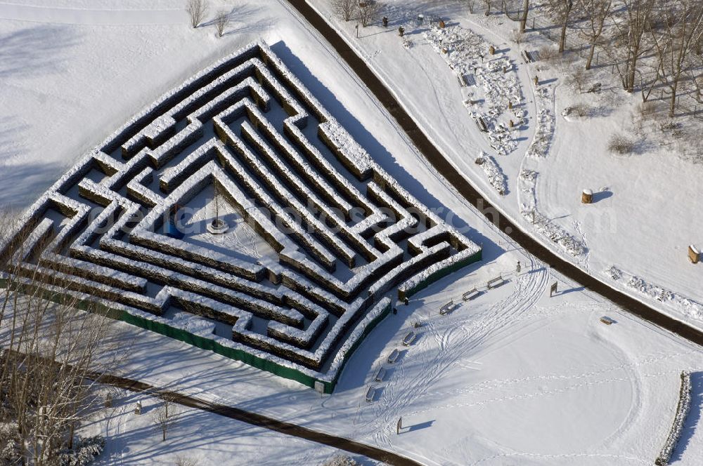 Aerial image Berlin - Blick auf den winterlich verschneiten Hecken Irrgarten im Erholungspark Marzahn.