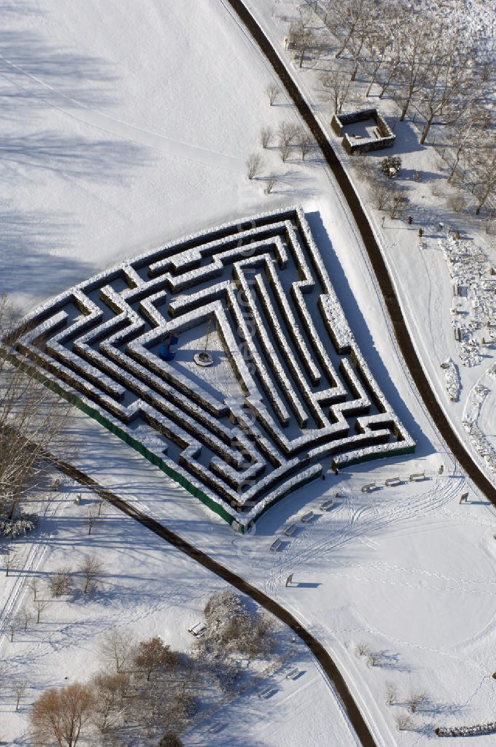 Aerial photograph Berlin - Blick auf den winterlich verschneiten Hecken Irrgarten im Erholungspark Marzahn.