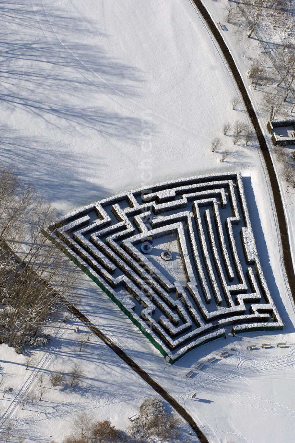 Berlin from above - Blick auf den winterlich verschneiten Hecken Irrgarten im Erholungspark Marzahn.