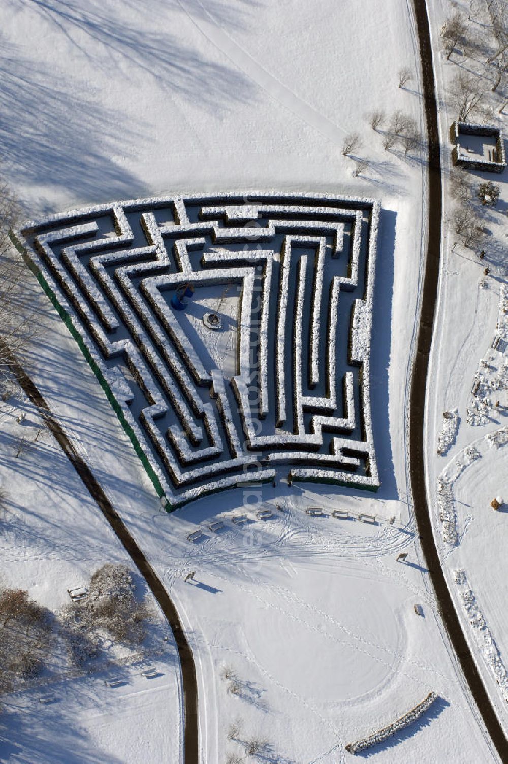 Berlin from the bird's eye view: Blick auf den winterlich verschneiten Hecken Irrgarten im Erholungspark Marzahn.