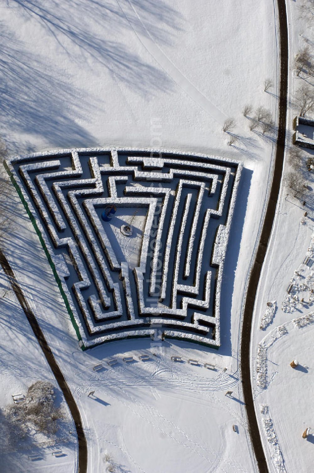 Aerial image Berlin - Blick auf den winterlich verschneiten Hecken Irrgarten im Erholungspark Marzahn.