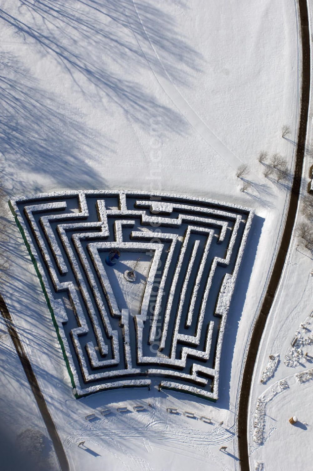 Aerial photograph Berlin - Blick auf den winterlich verschneiten Hecken Irrgarten im Erholungspark Marzahn.