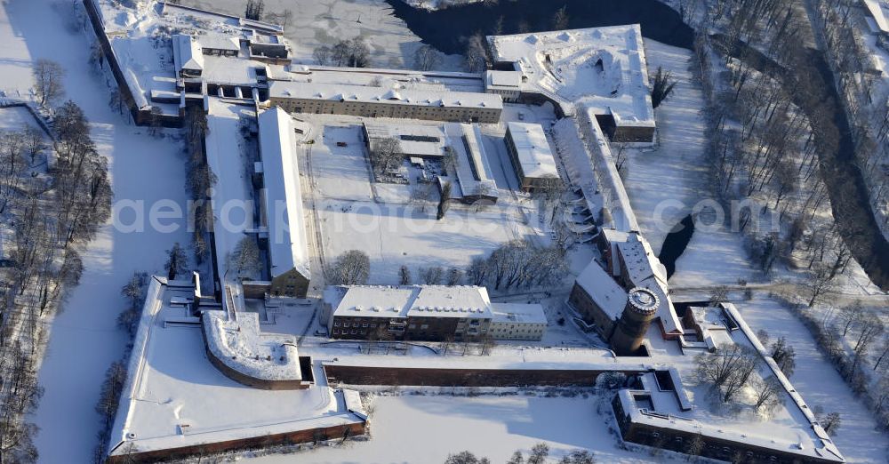 Aerial image Berlin - Winterlich verschneiter Blick auf die Spandauer Zitadelle, einer der bedeutendsten und besterhaltenen Renaissancefestungen Europas mit Museum und großem Veranstaltungsbereich für Konzerte. View of Spandau Citadel, one of the most important and best preserved Renaissance fortresses in Europe with a museum and a large event area for concerts.