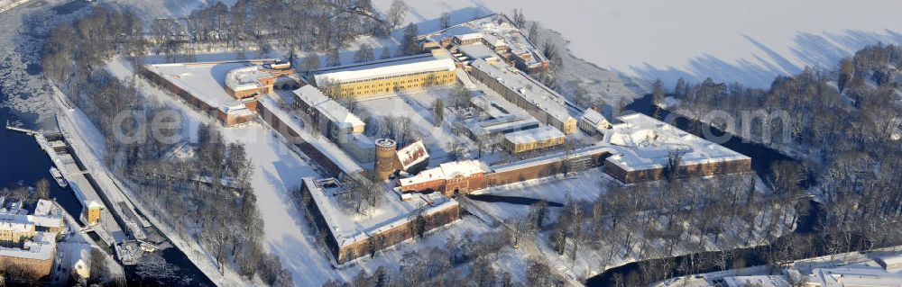 Aerial photograph Berlin - Winterlich verschneiter Blick auf die Spandauer Zitadelle, einer der bedeutendsten und besterhaltenen Renaissancefestungen Europas mit Museum und großem Veranstaltungsbereich für Konzerte. View of Spandau Citadel, one of the most important and best preserved Renaissance fortresses in Europe with a museum and a large event area for concerts.