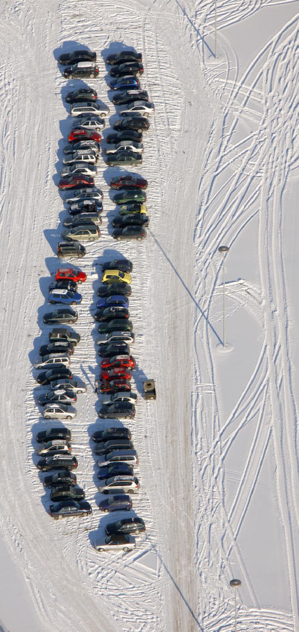 Aerial photograph Bottrop - Blick auf das winterlich verschneiter Brabus-Parkplatz in Bottrop, Nordrhein-Westfalen. Brabus ist ein bekannter Tuner und Automobilhersteller mit mehreren Filialen, deutschlandweit. View of the snowy winter Brabus parking area in Bottrop, North Rhine-Westphalia. Brabus is a renowned tuner and car manufacturer has several branches throughout Germany.