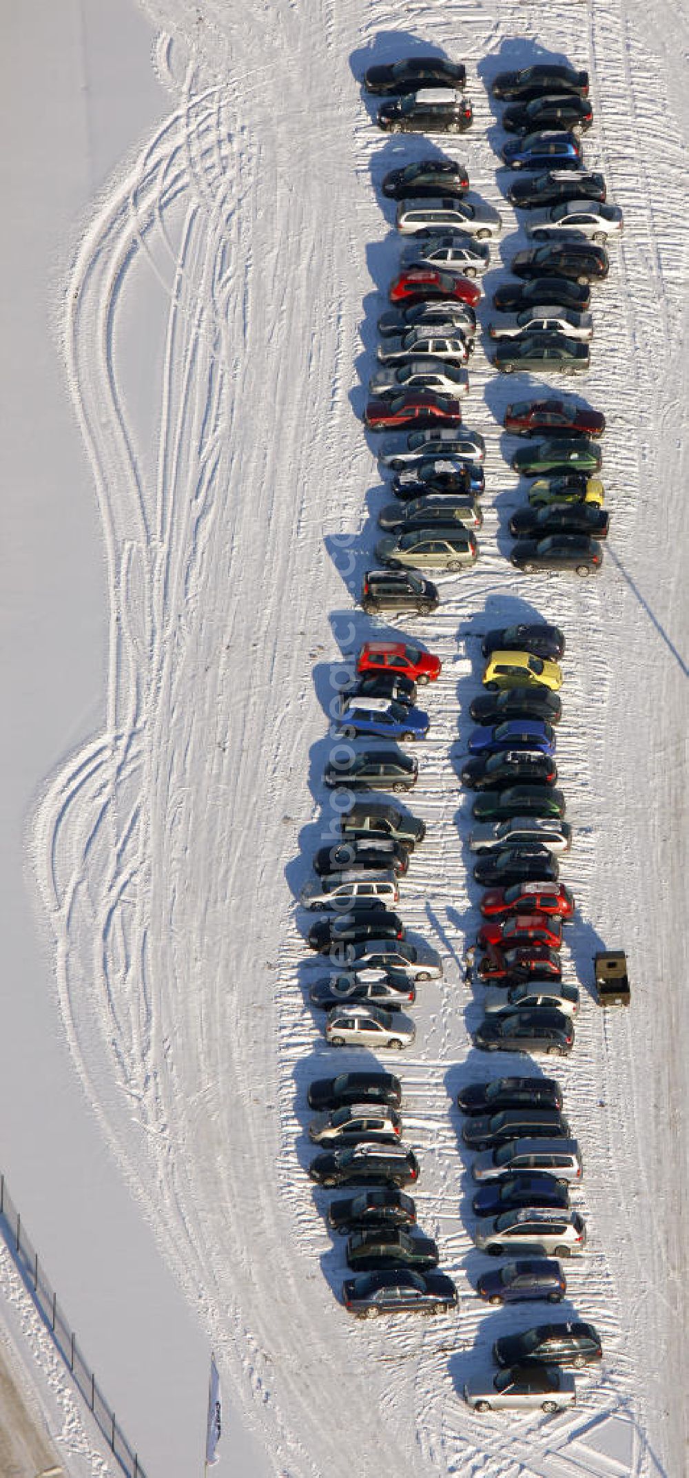 Bottrop from above - Blick auf das winterlich verschneiter Brabus-Parkplatz in Bottrop, Nordrhein-Westfalen. Brabus ist ein bekannter Tuner und Automobilhersteller mit mehreren Filialen, deutschlandweit. View of the snowy winter Brabus parking area in Bottrop, North Rhine-Westphalia. Brabus is a renowned tuner and car manufacturer has several branches throughout Germany.