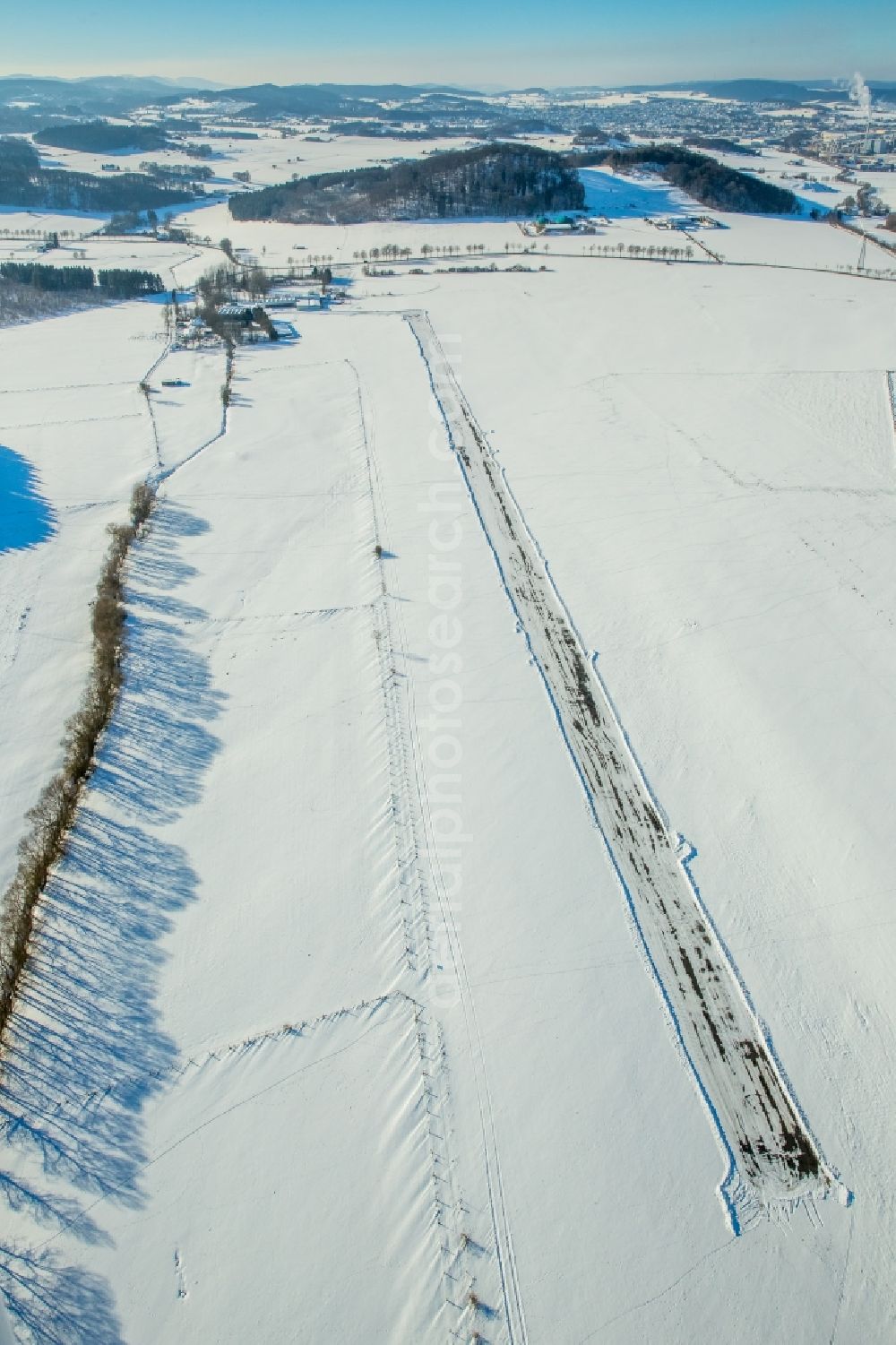 Brilon from the bird's eye view: Wintery snow-covered runway and environment - taxiway grounds of the airfield in the district Thuelen in Brilon in the state North Rhine-Westphalia