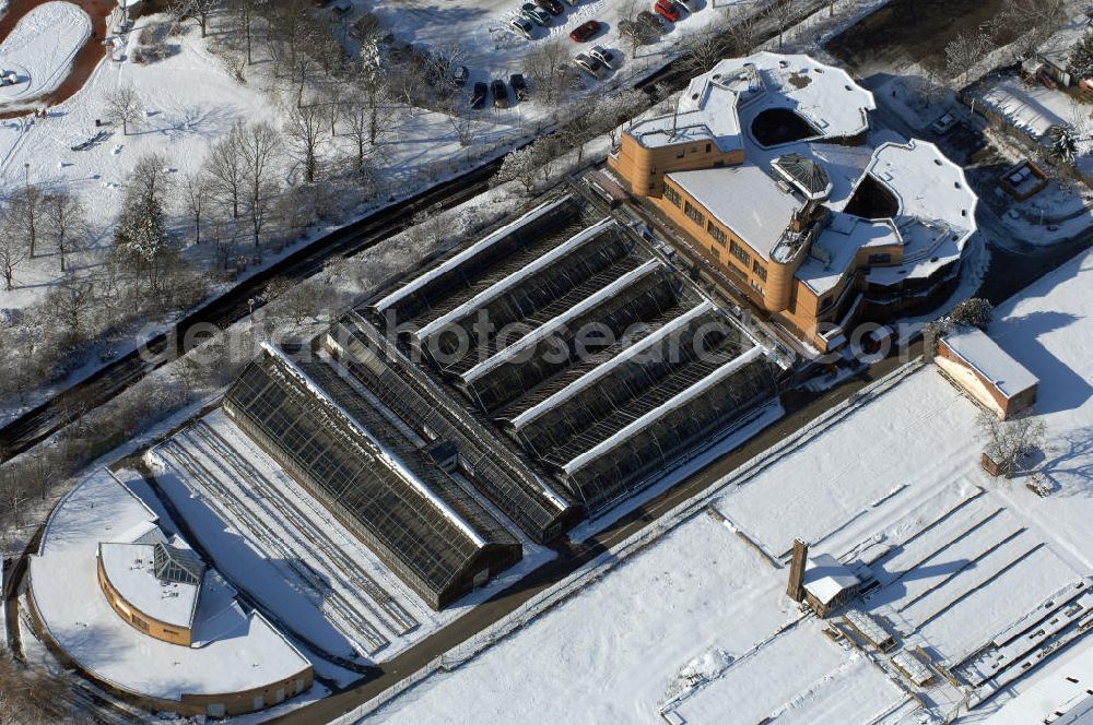 Aerial photograph Berlin - Blick auf den winterlich verschneiten Gewächshauskomplex an der Mohriner Allee am Britzer Garten