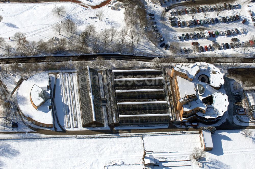 Berlin from the bird's eye view: Blick auf den winterlich verschneiten Gewächshauskomplex an der Mohriner Allee am Britzer Garten