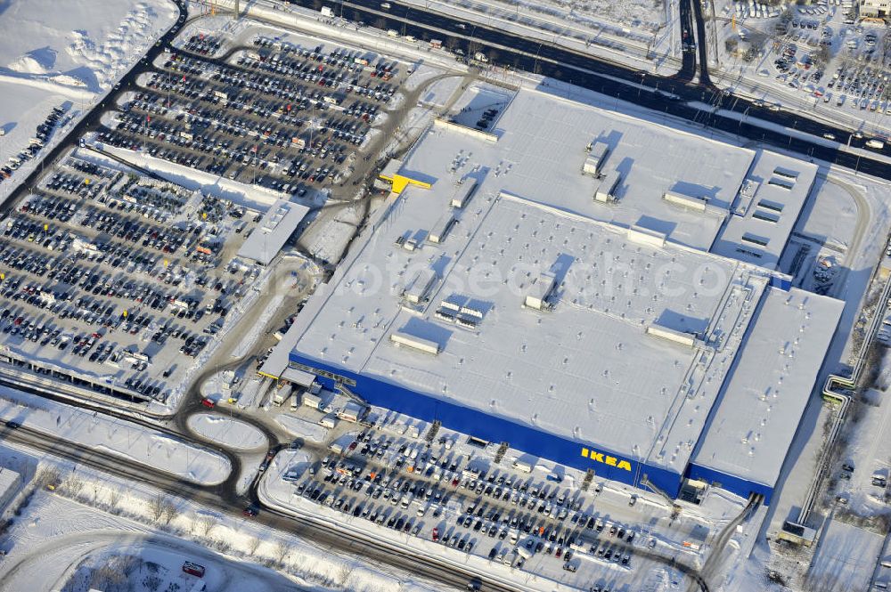 Berlin from the bird's eye view: Winterlich verschneiter IKEA-Neubau Berlin Lichtenberg an der Landsberger Allee , dem zweitgrößte Ikea-Standort in Europa mit 22 000 Quadratmetern und zugleich dem dritten Berliner Einrichtungshaus. View of the IKEA store area in Berlin Lichtenberg. It is the third furniture store in Berlin.