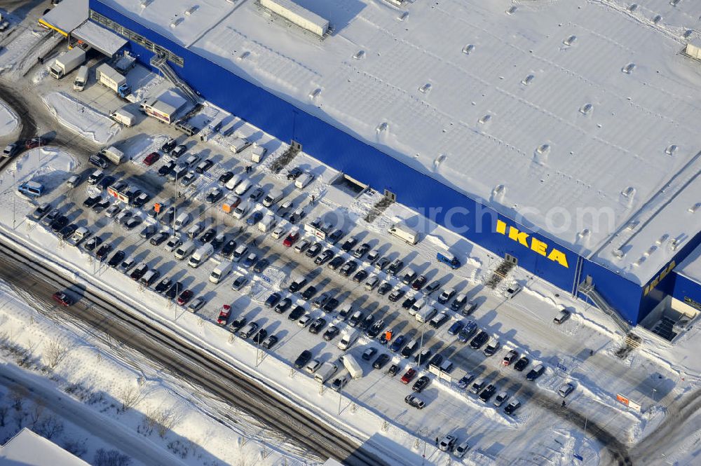 Aerial photograph Berlin - Winterlich verschneiter IKEA-Neubau Berlin Lichtenberg an der Landsberger Allee , dem zweitgrößte Ikea-Standort in Europa mit 22 000 Quadratmetern und zugleich dem dritten Berliner Einrichtungshaus. View of the IKEA store area in Berlin Lichtenberg. It is the third furniture store in Berlin.