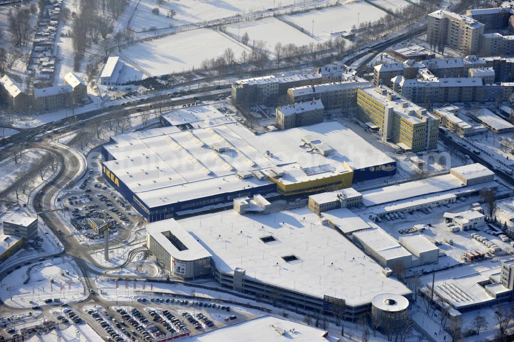 Berlin from the bird's eye view: Winterlich verschneiter IKEA-Neubau Berlin Spandau View of the IKEA store area in Berlin Spandau.